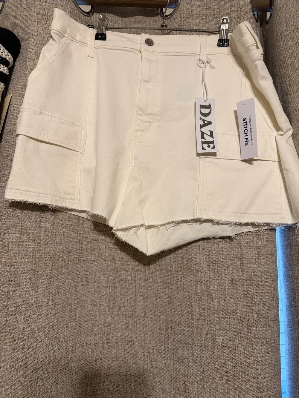 Daze Denim The Knockout Cargo High Rise A-Line Cargo Short - 32 - Picture 4 of 6